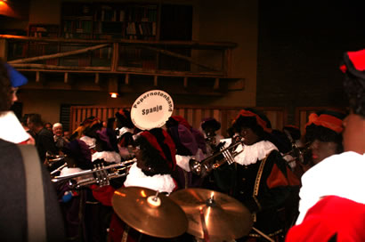 pietenband speelt voor Sinterklaas